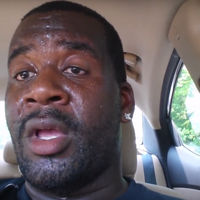 Un padre se encierra en su coche apagado al sol para dar un importante mensaje 