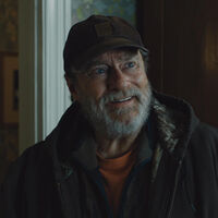 Stephen Root acaba de ganar el primer Emmy de su carrera por 'La maldición de Widow's Bay' y ha marcado un nuevo récord con ello