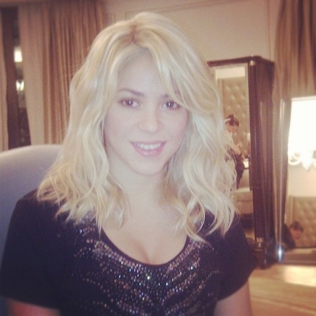 Shakira se deja los dientes en el trabajo... ¡literalmente!