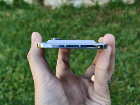 Aquí podemos ver los dos relieves de la trasera del iPhone Air | Imagen: Xataka