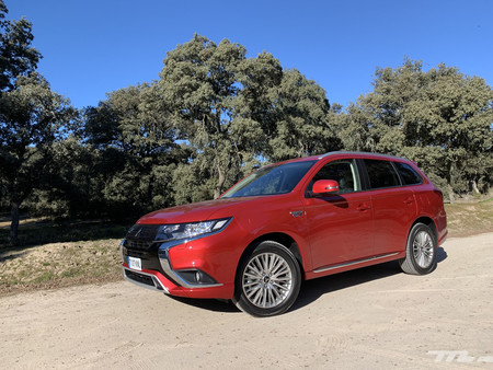 Probamos el Mitsubishi Outlander PHEV 2020: un SUV híbrido enchufable muy confortable, eficiente y con etiqueta CERO