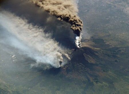Y ahora el volcán Etna, en Sicilia, también entra en erupción: su nube ya ha alcanzado una altura de 9 kilómetros