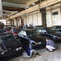 Este garaje búlgaro escondía un alijo de 11 BMW Serie 5 E34 sin estrenar y sin matricular