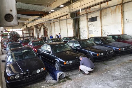 Este garaje búlgaro escondía un alijo de 11 BMW Serie 5 E34 sin estrenar y sin matricular