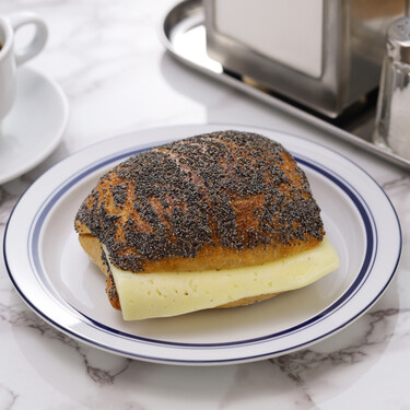 Copenhague es famosa por sus restaurantes de alta cocina, pero lo que de verdad gusta a los daneses es este insulso montado de queso y mantequilla
