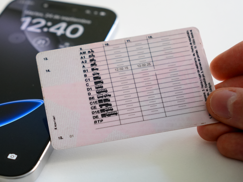 La DGT renovará el carnet de conducir gratis a los conductores que cumplan con este requisito. Y puedes iniciar el trámite desde el iPhone La DGT renovará el carnet de conducir gratis a los conductores que cumplan con este requisito. Y puedes iniciar el trámite desde el iPhone
