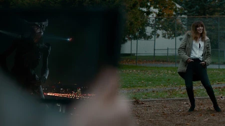 'Colossal', primer tráiler de lo nuevo de Nacho Vigalondo, con Anne Hathaway controlando a un kaiju