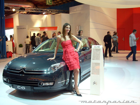 ¿Qué cantidad de ropa es aceptable para una azafata en salones del automóvil?