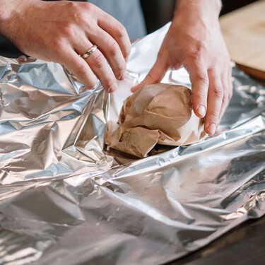 3 ideas fáciles para reutilizar el papel aluminio que ya usaste: afila, limpia y darle brillo a tus cubiertos