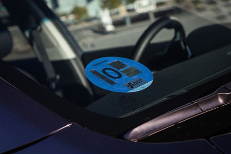 ¿Cuántos coches eléctricos habrá en 2030? Cuando el Gobierno y la Industria no se ponen de acuerdo salen objetivos muy locos