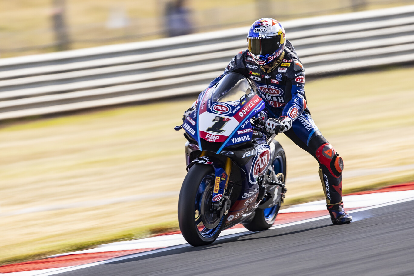 Toprak Razgatlioglu sorprende en Donington Park y Álvaro Bautista se cae en plena batalla con Jonathan Rea