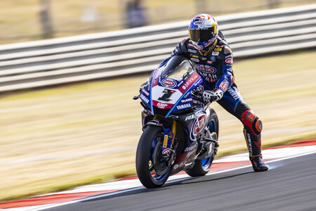 Toprak Razgatlioglu sorprende en Donington Park y Álvaro Bautista se cae en plena batalla con Jonathan Rea