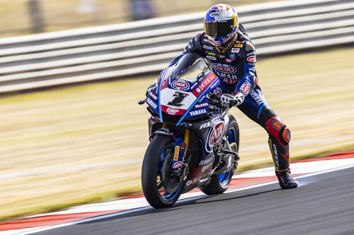 Toprak Razgatlioglu sorprende en Donington Park y Álvaro Bautista se cae en plena batalla con Jonathan Rea