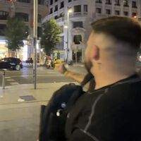 Es el clip del año. Guanyar rompe Internet con un encuentro con fans que termina de la forma más surrealista: con la policía persiguiéndolos 