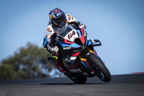 Nadie le corta las alas a Toprak Razgatlioglu. Prolonga su racha de victorias gracias a una caída de Álvaro Bautista 