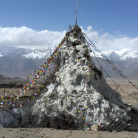 En 2013 un ingeniero en India creó un glaciar artificial en pleno desierto. 13 años después, la agricultura vive de su invento 
