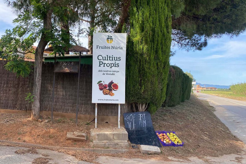Multa de 10.000 euros a un agricultor que puso carteles y cajas de manzanas a pie de carretera. “Qué daño les hará, si llevan 15 años ahí puestos”
