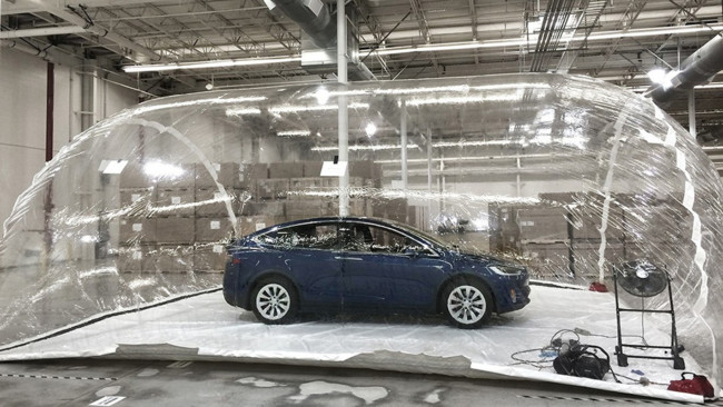 ¿Sabías que el Tesla Model X tiene un 'modo defensa ante arma biológica'?
