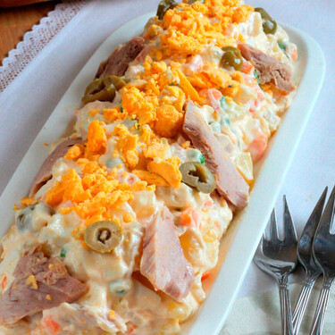 Parece un sacrilegio, pero es una forma perfecta de hacer más nutritiva la ensaladilla rusa y puede solucionarte la cena 