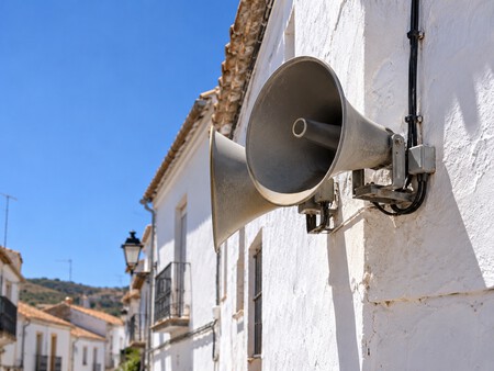 Altavoces Publicos En Un Pueblo