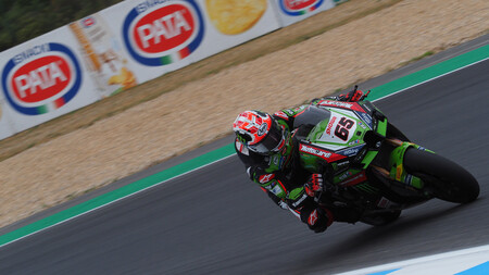 Jonathan Rea bate a Álvaro Bautista en la última vuelta de Estoril para completar el doblete dominical