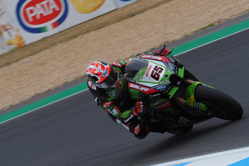 Jonathan Rea bate a Álvaro Bautista en la última vuelta de Estoril para completar el doblete dominical