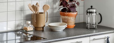 Los profesionales de limpieza se ponen de acuerdo: el papel de cocina es clave para eliminar las pasadas de bayeta de la vitrocerámica 