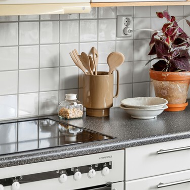 Los profesionales de limpieza se ponen de acuerdo: el papel de cocina es clave para eliminar las pasadas de bayeta de la vitrocerámica 