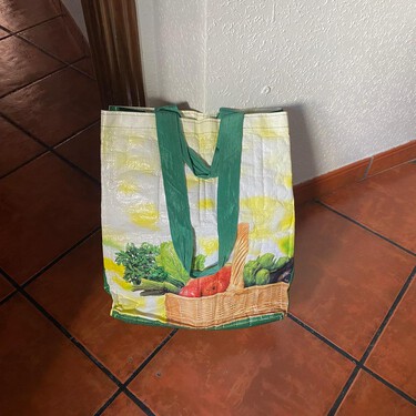 No lo sabía, pero si reutilizamos una bolsa rota de Mercadona podemos hacer este práctico organizador para el maletero del coche