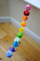 Guirnalda de formas geométricas en 3D 