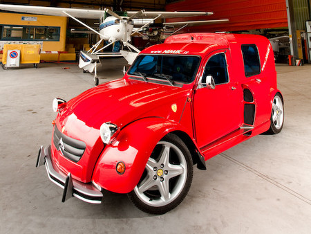 Fusión entre un Citroën 2CV y un Ferrari F355