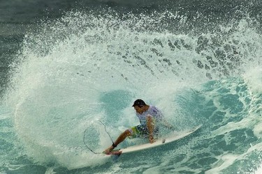 Aprender surf en la costa gallega es toda una experiencia ¿te atreves?