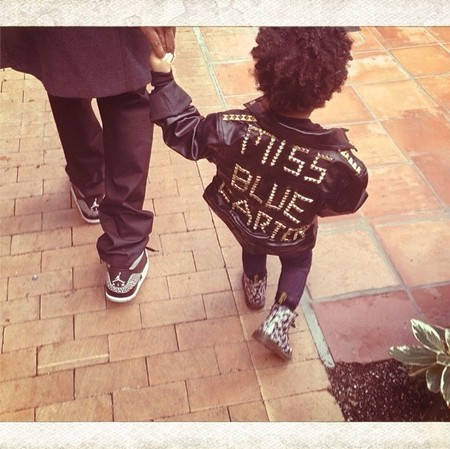 Pero qué mona va Blue Ivy con su cazadora de tachuelas