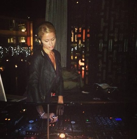 Pues para no ser muy lista Paris Hilton se lo monta demasiado bien...