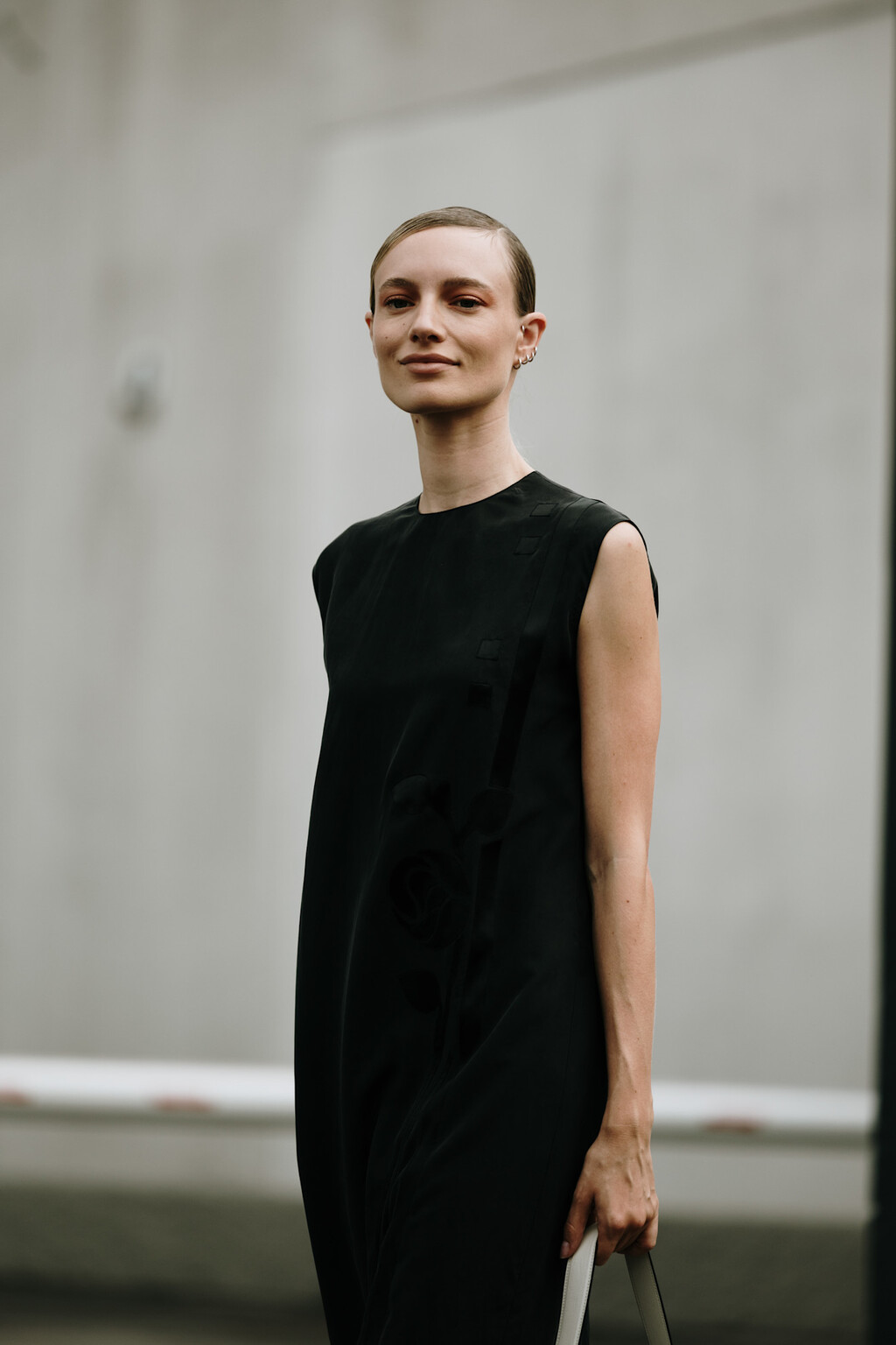 Acaba de llegar a Mango el vestido más elegante de la temporada: es súper primaveral y solo cuesta 17,99 euros
