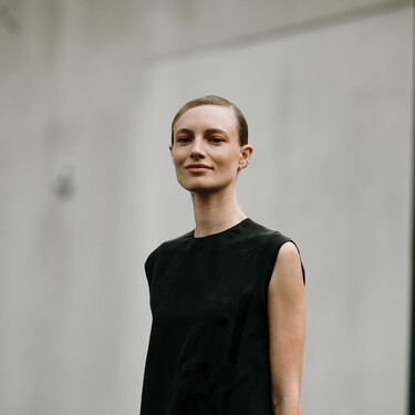 Mango da en el clavo con el vestido con cuello Perkins que va con todo y solo cuesta 17,99 euros