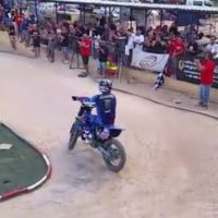 Desafío entre moto y coche R/C 