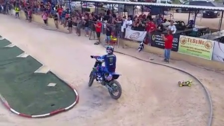 Desafío entre moto y coche R/C