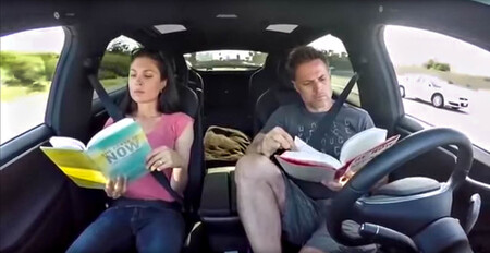Inconscientes al volante de un Tesla