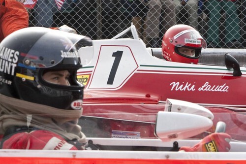 Si te gustó 'F1', recomiendo ver este drama deportivo liderado por Chris Hemsworth que es una de las mejores películas de Ron Howard