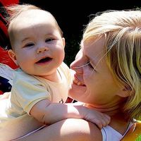 Por qué los niños se calman cuando los coges en brazos