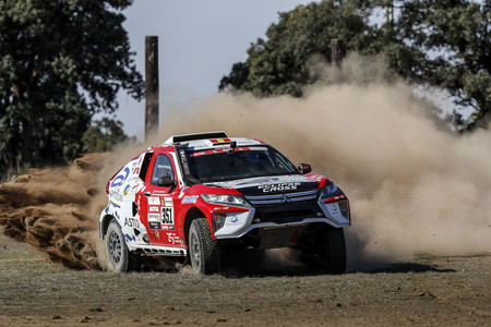 Probamos el Mitsubishi Eclipse Cross Proto del Dakar: 340 CV para derrapar y hacer desaparecer los baches (con vídeo)