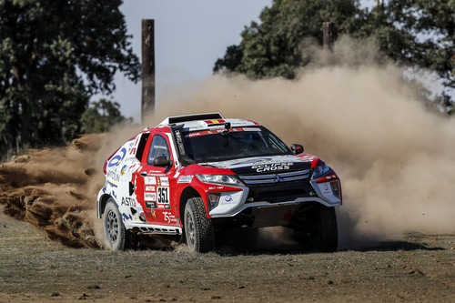 Probamos el Mitsubishi Eclipse Cross Proto del Dakar: 340 CV para derrapar y hacer desaparecer los baches (con vídeo)