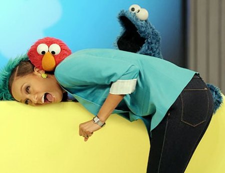 El monstruo de las galletas le soba el culo a Tyra Banks
