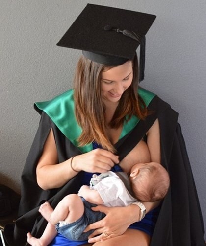 Una mujer publica una foto amamantando en su graduación para motivar a las madres a estudiar