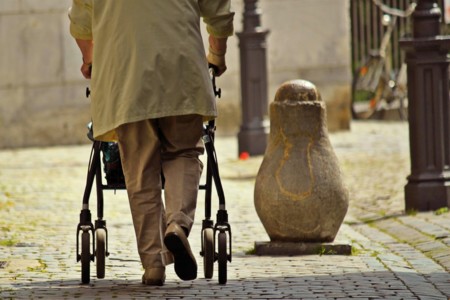 Rodillas débiles y riesgo de caída en personas mayores (estudio)