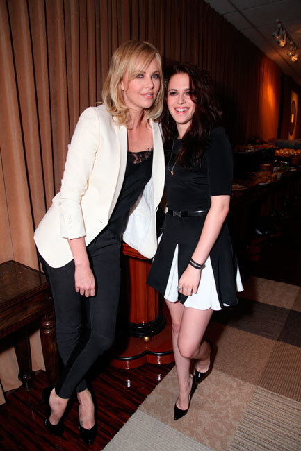 Charlize Theron enfadadísima con la Stewart, ¡a cubierto!