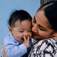 México tiene más mujeres profesionistas que nunca, pero muchas siguen ganando menos y cuidando más
