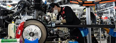 La fábrica de deportivos de Toyota es un núcleo de resistencia contra los robots: los maestros takumi montan a mano cada coche