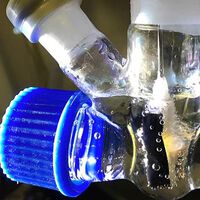 Los e-fuels al rescate. Cambridge ha creado gasolina para motos y coches con agua, luz y una hoja artificial. Y funciona